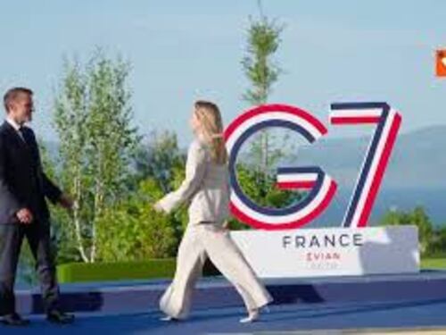 Meloni arriva al G7 Evian, baci sulle guance coi "padroni di casa" Macron e Brigitte
