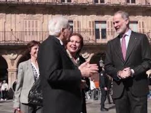 Mattarella prende un caffé con Re Felipe di Spagna nel centro storico di Salamanca