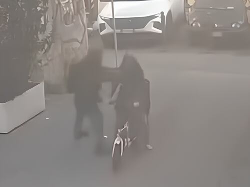 La follia del tunisino: il pugno alla donna in bici col figlio