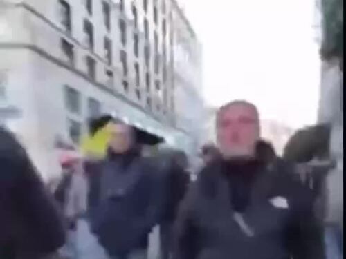 Insulti e minacce al corteo: offese del pro Mad Vasapollo a una donna sudamericana