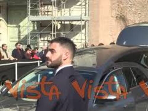 Funerali Valentino, l'applauso per il feretro all'uscita dalla Chiesa di Santa Maria degli Angeli