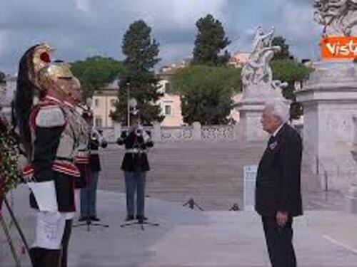 Il passaggio delle Frecce Tricolori sopra l'Altare della Patria per la Festa della Repubblica