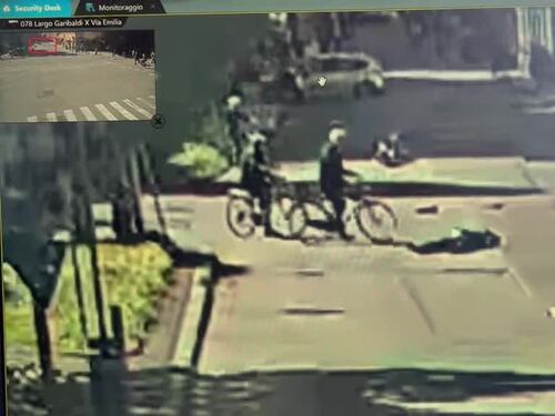 Modena, il video dell'auto che falcia i passanti