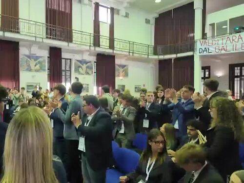 I collettivi contestano Valditara, ma gli altri studenti li mandano via. Guarda il video