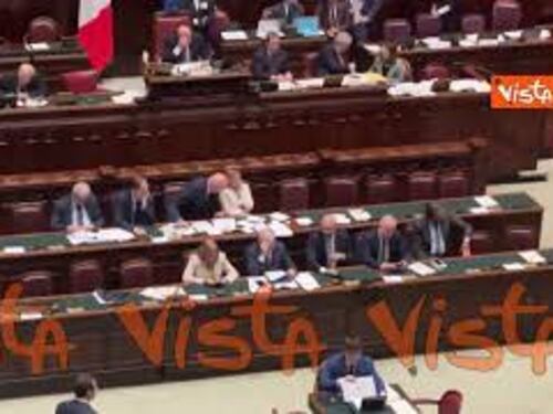 Crosetto arriva alla Camera per discussione su crisi Iran, poi parla con Meloni tra banchi Governo