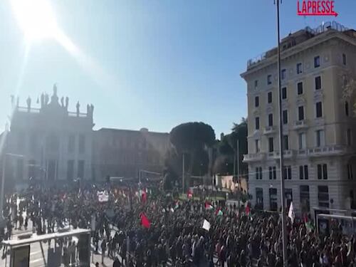 No Kings, a Roma il corteo da San Giovanni devia il percorso verso il Verano