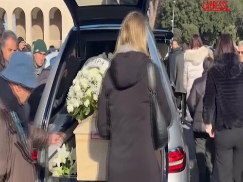 Crans-Montana, la salma di Riccardo Minghetti lascia la basilica tra gli applausi