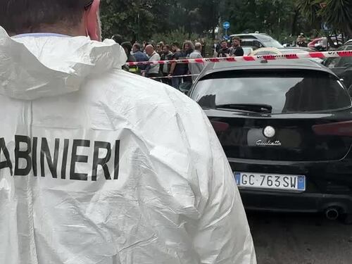 Rapina a Napoli, la folla che guarda l'operazione