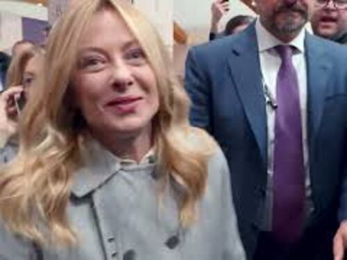 "Ma che stai a fa?", Meloni scherza con un fan e gli prende telefono per scattare selfie al Vinitaly