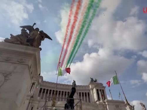 Il passaggio delle Frecce Tricolori sopra l'Altare della Patria - VIDEO
