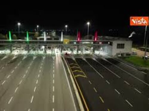 Milano Cortina, sui caselli di Aspi illuminazione tricolore. Per primo Venezia Nord sulla A27