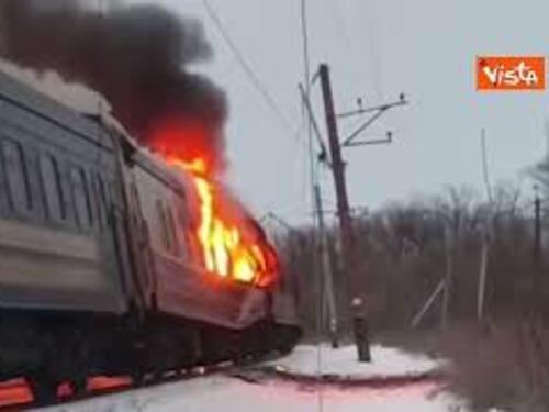 Guerra in Ucraina, droni russi colpiscono un treno passeggeri vicino a Kharkiv