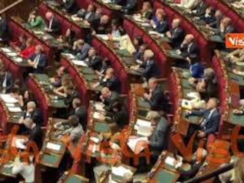 Bagarre in Aula alla Camera durante intervento di Bignami (FdI), Ricciardi (M5S) si alza in piedi
