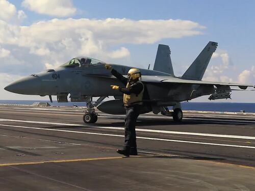 Le operazioni a bordo delle portaerei Usa: così avvengono gli attacchi in Iran