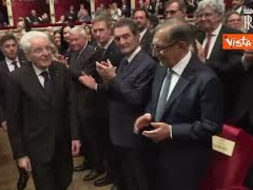 Mattarella accolto da una standing ovation alla Scala di Milano