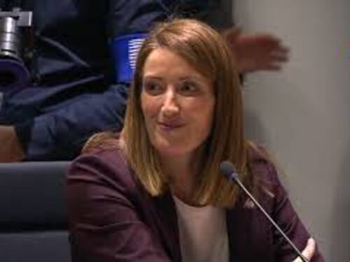 Meloni al Consiglio Ue informale. Baci sulle guance con Sanchez, poi parla con De Wever e Stocker