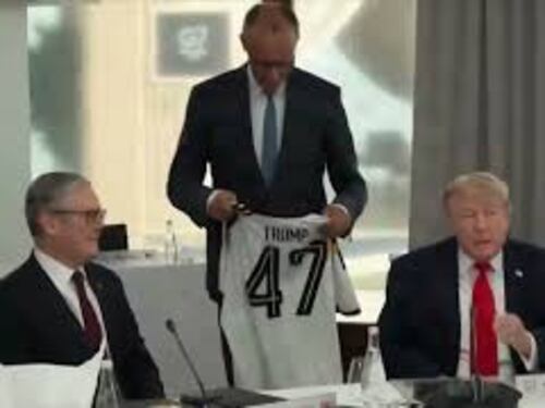 Trump riceve da Merz la maglia della nazionale di calcio tedesca con il suo nome e il numero 47