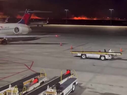 Terrore all'aeroporto di Savannah: fuoco dal motore di un aereo, parte l'incendio