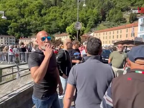 Saluti romani a Dongo, antifascisti lanciano palloncini con sterco