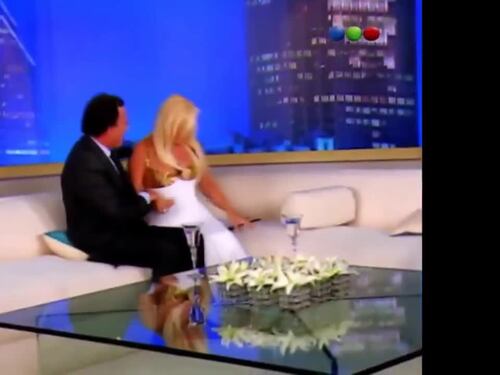 Julio Iglesias, torna virale il bacio forzato a una conduttrice tv