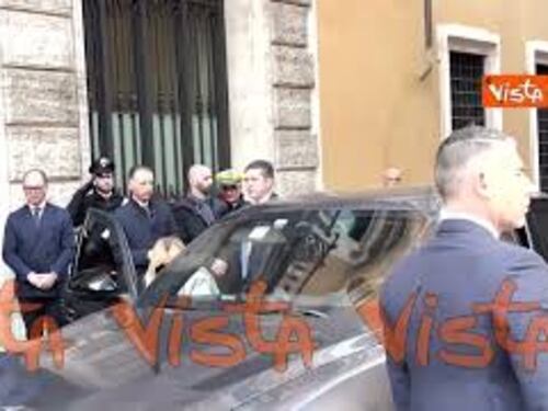 L'arrivo di Giorgia Meloni al Senato per le comunicazioni sulla crisi in Medio Oriente