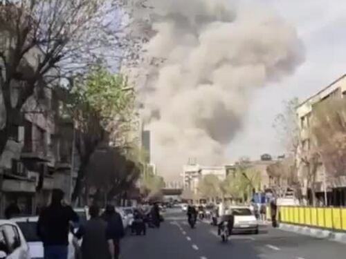 Iran, la gente in strada dopo l'attacco