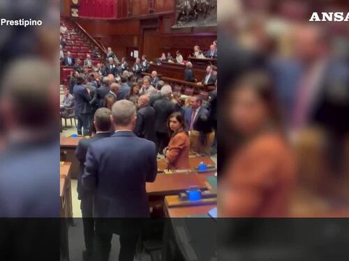 Dl sicurezza, opposizione "occupa" i banchi del governo alla Camera