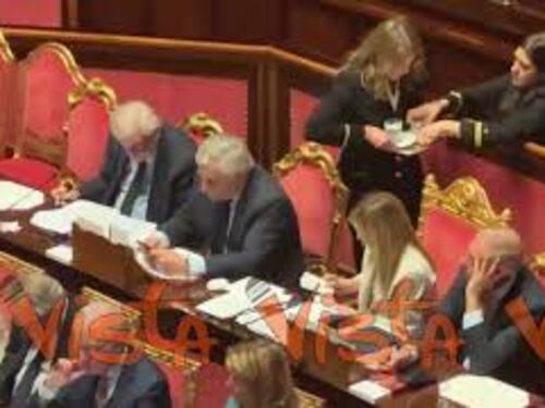 Un bicchiere d'acqua per la premier Meloni durante la discussione in Senato sulla crisi in Iran