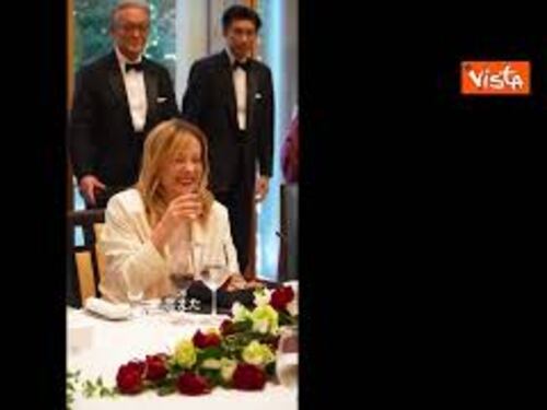 Il selfie, la torta, il brindisi di compleanno. L'incontro tra Meloni e Takaichi a Tokyo