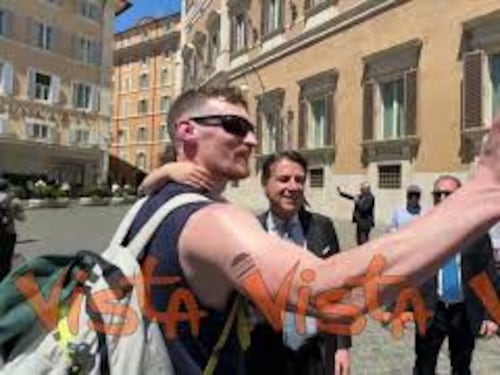 Fila di selfie per Conte a termine della dichiarazione a Montecitorio