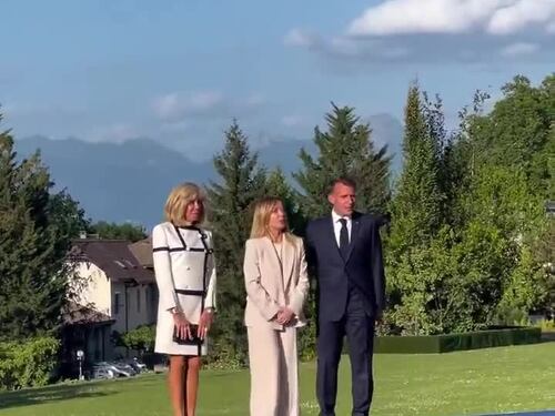 Macron posta l'arrivo di Meloni con sottofondo di 'Felicità'