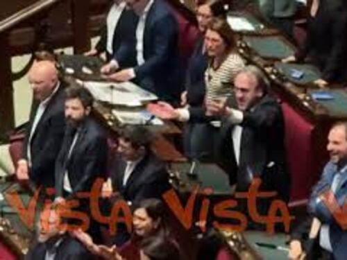 Bonelli si sbraccia per far alzare i deputati della Lega durante Inno di Mameli in Aula alla Camera