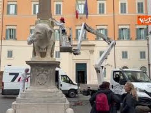 Operazioni in corso per riparare la zanna dell'elefante della Minerva a Roma