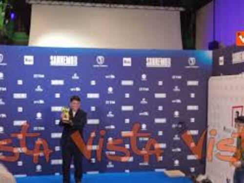 Le foto di Sal Da Vinci con il premio di Sanremo