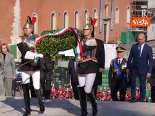 Giornata dell'Unità d'Italia, l'omaggio di Mattarella al Milite Ignoto all'Altare della Patria