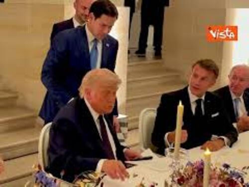 Trump firma la copia cartacea del memorandum di pace con l'Iran a Versailles, ospite di Macron