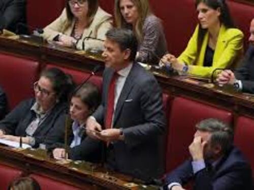 Conte a Meloni: Le manca la schiena dritta, è subordinata a Trump