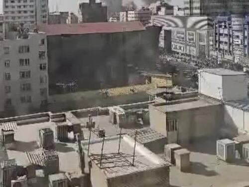 Colonne di fumo nero a Teheran: il video