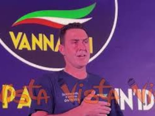 Vannacci canta Inno di Mameli con sostenitori all'evento di Futuro Nazionale al Salone delle Fontane