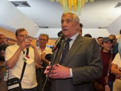 Tajani accoglie ragazzi gazawi a Fiumicino: Rappresentano il futuro della Palestina