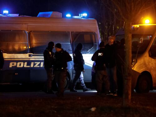 Omicidio volontario, l’assurda imputazione per il poliziotto minacciato