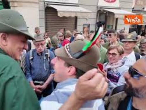 Crosetto sfila con gli Alpini a Genova per la 97esima adunata, 90mila penne nere presenti