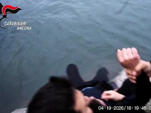 Il video del carabiniere che salva un uomo che voleva suicidarsi