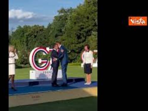 Da "Felicità" a Tom Petty, da 007 a Beethoven rock, l'omaggio musicale di Macron ai leader del G7