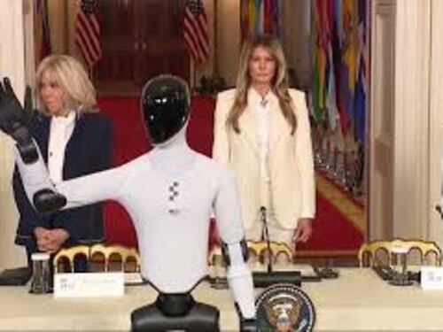 Melania Trump al vertice tech a Washington sfila con il robot umanoide "Numero 3"