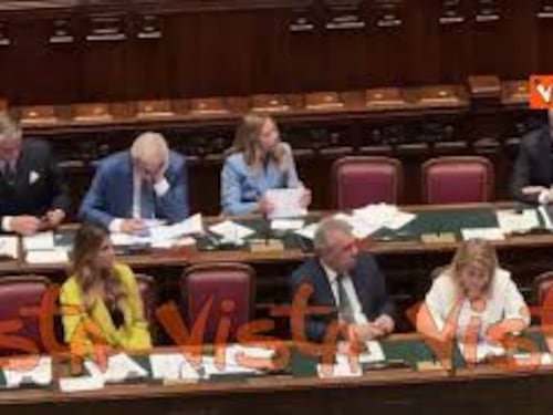 Dal prendere appunti al sistemarsi i capelli, i gesti di Meloni durante discussione alla Camera