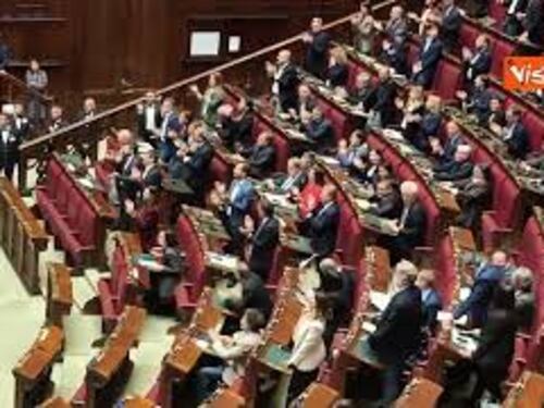 Opposizioni cantano 'Bella Ciao' prima del voto finale del Dl Sicurezza