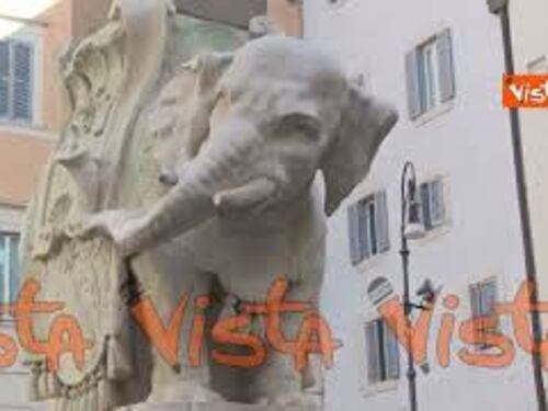 Vandali spezzano una zanna dell'elefante del Bernini a Piazza della Minerva, le immagini dei danni