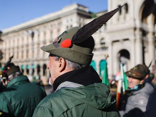 Fischietti e femministe all’attacco: così gli Alpini sono finiti sotto tiro a Genova