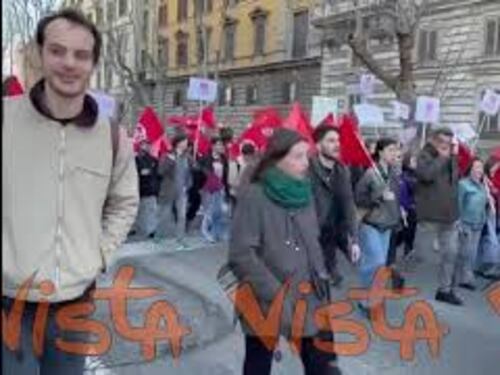 Il corteo dei centri sociali contro referendum, guerra e Governo a Roma